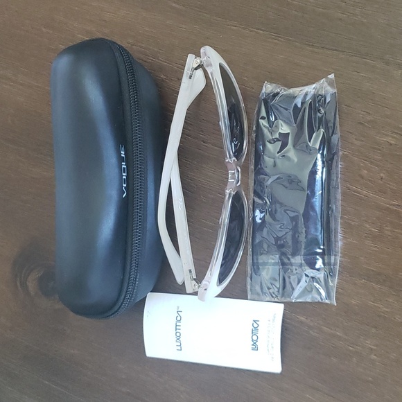 NWOT Vogue women's sunglasses with case and towel - Picture 6 of 8